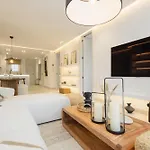 Modern First Floor Apartment, With Private Terrace Garden And Barbecue, In First Line Of Aloha Golf, In Nueva Andalucia Apartmán *