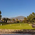 Apartmán Modern First Floor Apartment, With Private Terrace Garden And Barbecue, In First Line Of Aloha Golf, In Nueva Andalucia Marbella