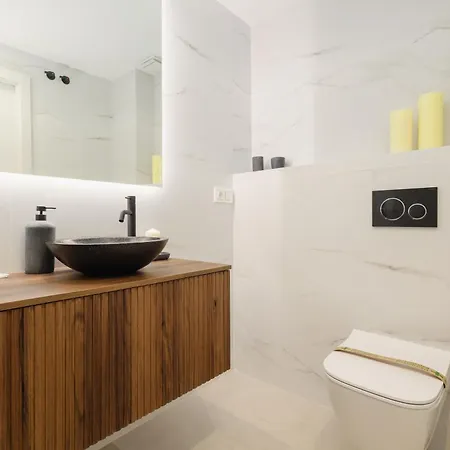 Modern First Floor Apartment, With Private Terrace Garden And Barbecue, In First Line Of Aloha Golf, In Nueva Andalucia דירה *