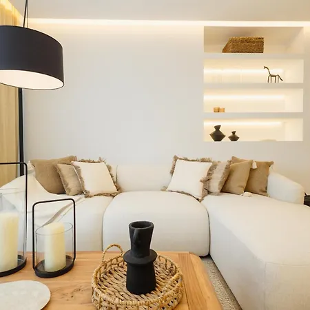 Modern First Floor Apartment, With Private Terrace Garden And Barbecue, In First Line Of Aloha Golf, In Nueva Andalucia Daire