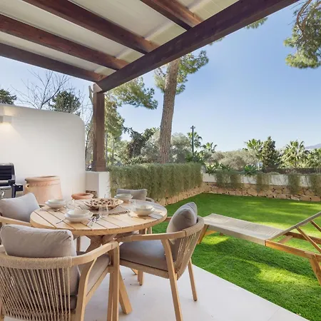 Modern First Floor Apartment, With Private Terrace Garden And Barbecue, In First Line Of Aloha Golf, In Nueva Andalucia