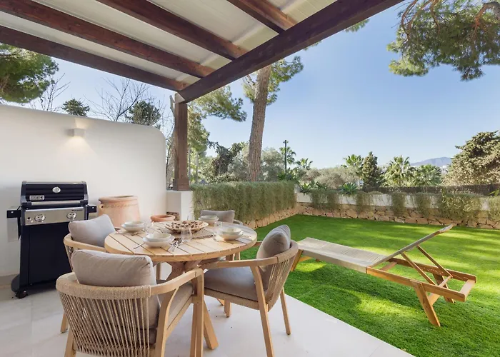 Modern First Floor Apartment, With Private Terrace Garden And Barbecue, In First Line Of Aloha Golf, In Nueva Andalucia
